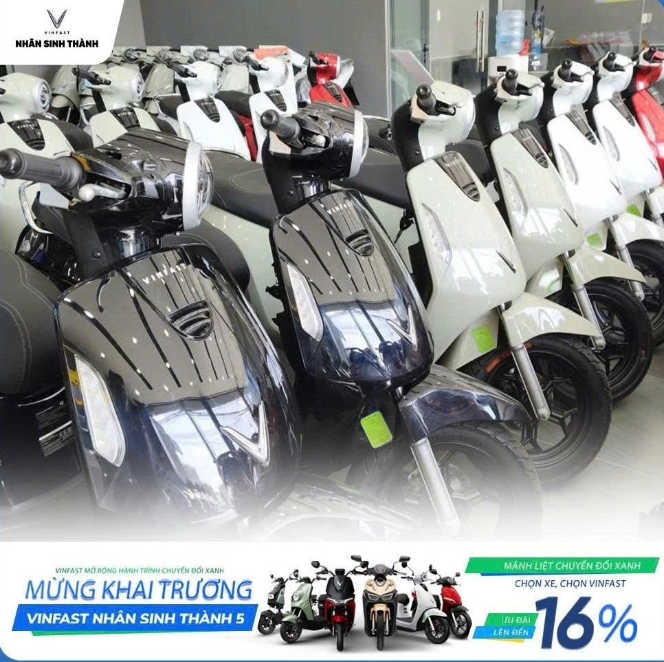 Dãy xe máy điện trưng bày trong dịp khai trương cửa hàng