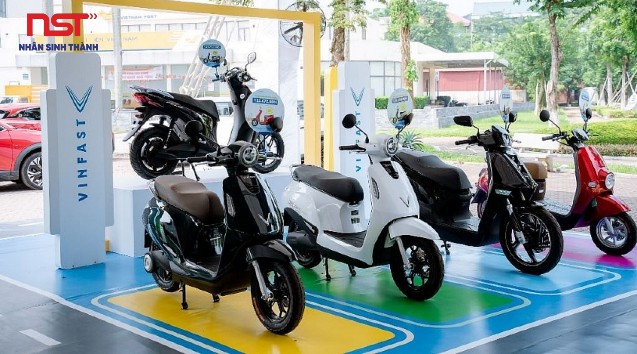 Khu vực sạc xe máy điện VinFast với nhiều xe đỗ trên nền xanh