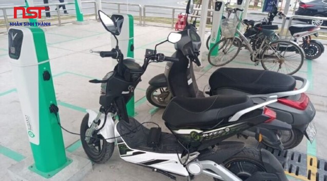 Nhiều xe máy điện đỗ cạnh trụ đổi pin ngoài trời