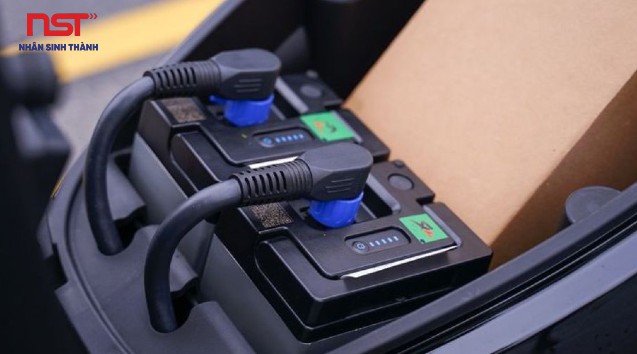 Cận cảnh cụm pin và giắc cắm sạc của xe máy điện