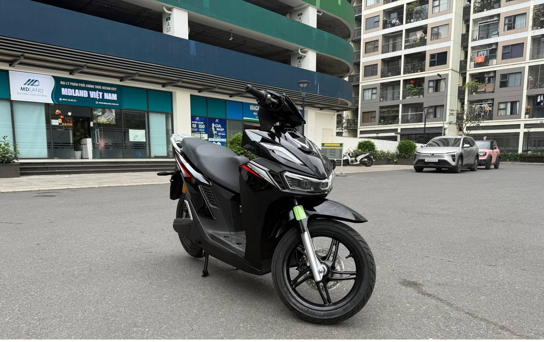 Xe máy điện VinFast Viper màu đen đỗ trước toà nhà