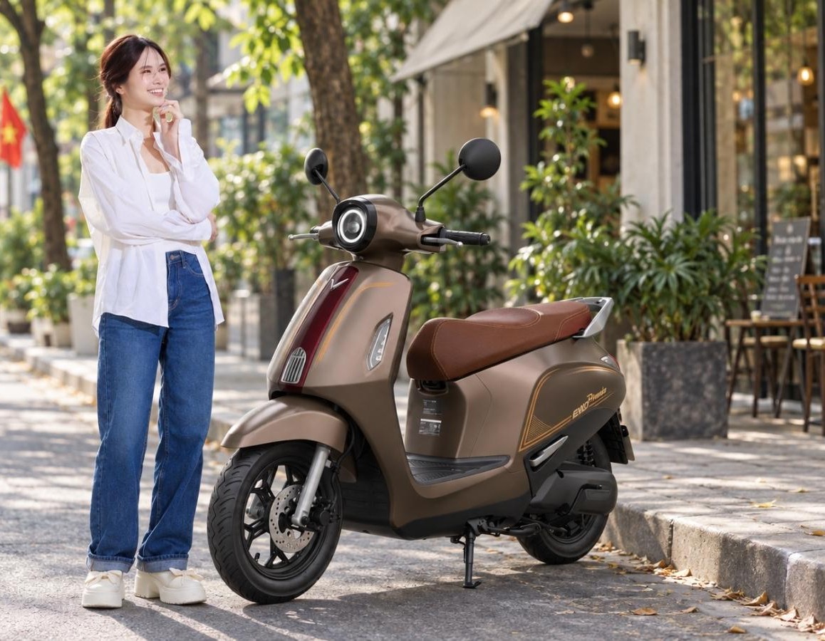 Xe máy điện VinFast Evo Grand Premia trên phố
