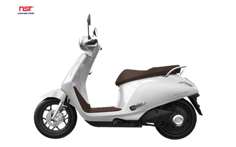 Xe máy điện VinFast Evo200 Lite màu trắng yên nâu nhìn nghiêng bên trái