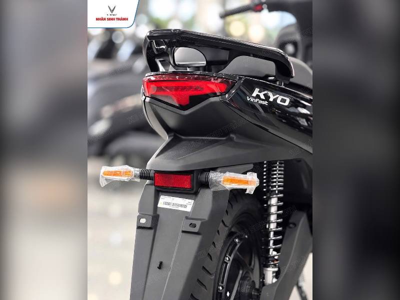 Cận đuôi xe, đèn hậu và chữ KYO trên xe máy điện VinFast Kyo