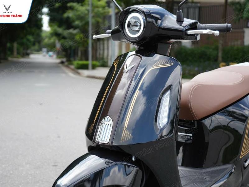 Mặt trước Evo Grand Premia màu đen với đường viền vàng