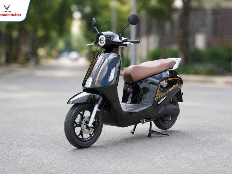 Evo Grand Premia màu đen chống chân chụp ngoài đường phố